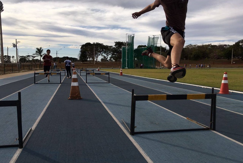 Treino de Educação Física com alunos do IFG Aparecida de Goiânia, na pista de atletismo da UFG. Foto feita pela professora de Educação Física Marina Razzé